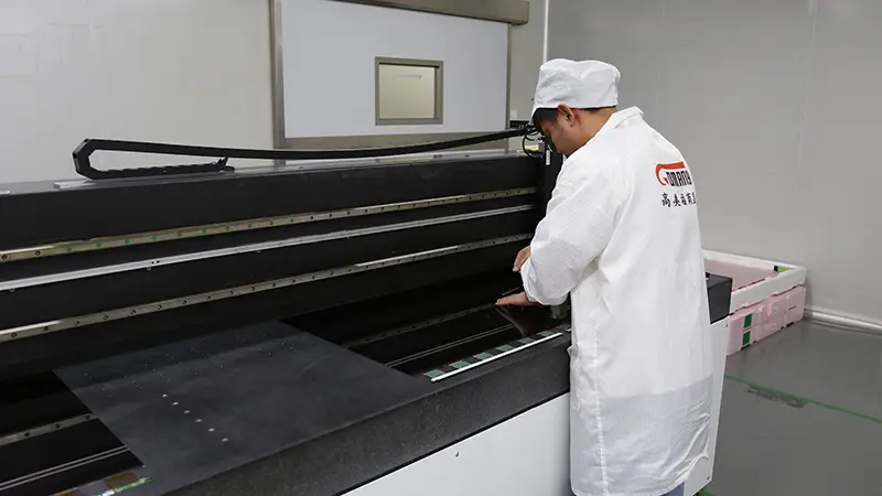Gomany's core advantage in stretchable LCD displays lies in its proprietary OC panel cutting technology.